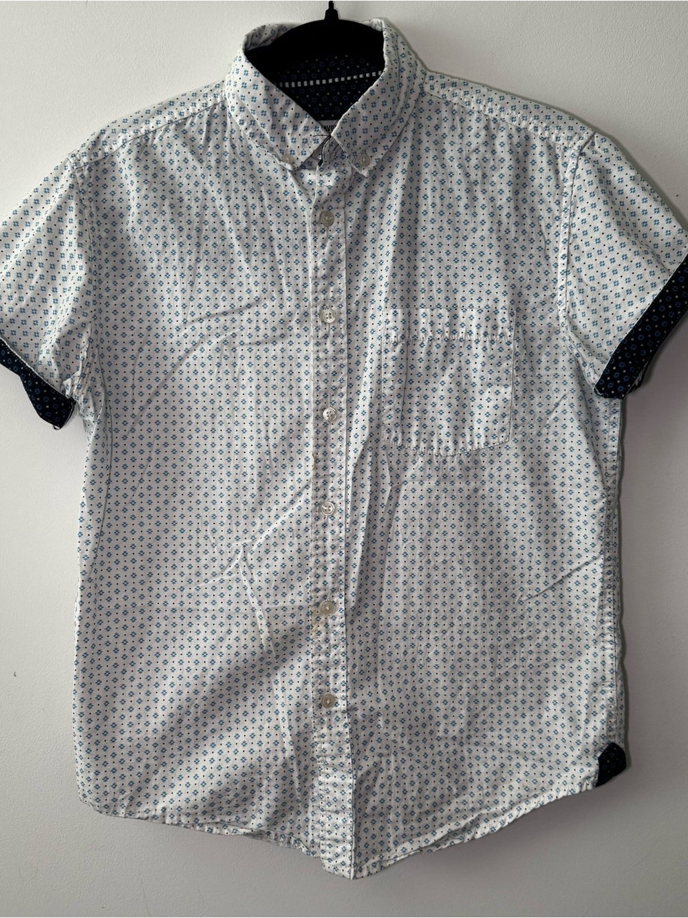 Short-Sleeve White Button-Down Shirt with Blue Micro-Diamond Print